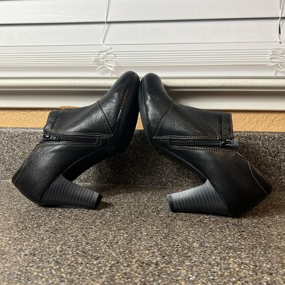 Clarks bendables Womens Size 7M Black Leather Mid Heels Zip On Ankle Bootie Pump - Picture 7 of 12